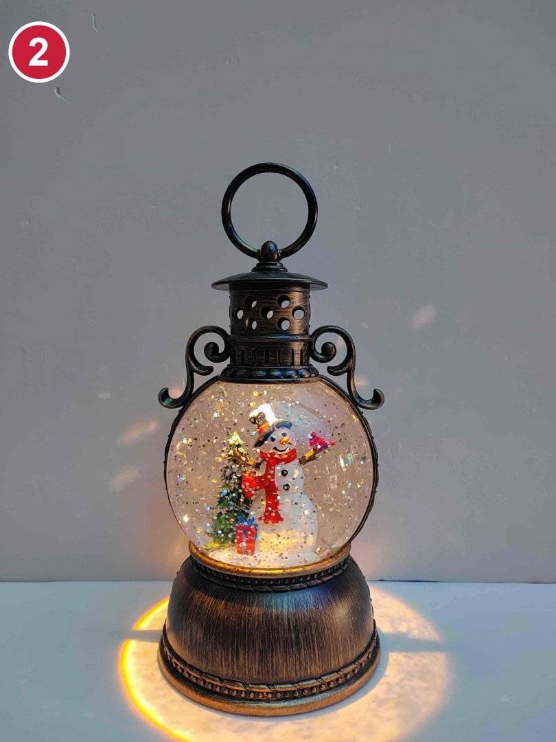 Felinar decorativ cu glob, scena si sclipici