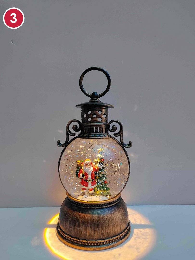 Felinar decorativ cu glob, scena si sclipici