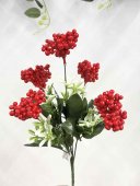 Buchet cu bobite rosii si flori albe