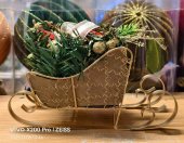 Sanie decorativa aurie cu aranjament de Craciun